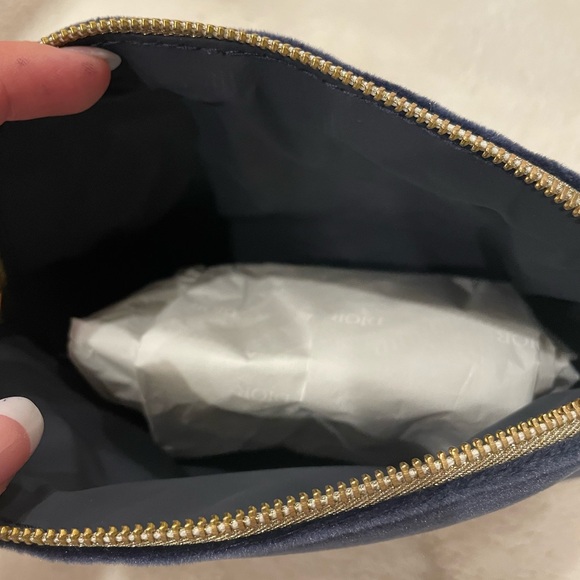 DIOR Velvet Makeup Pouch - Picture 5 of 8